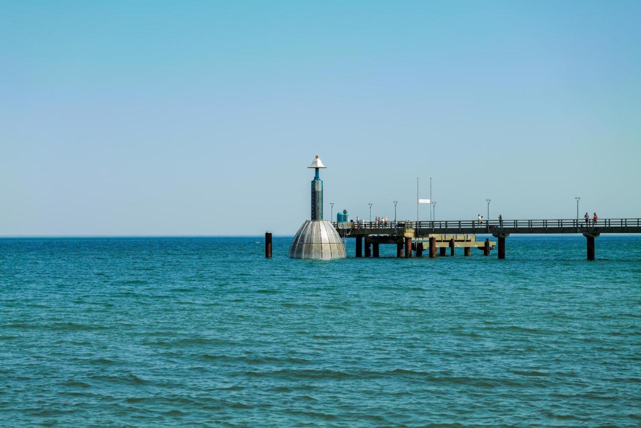 Ferienwohnungen Meerfarbig Zingst - Haustierfrei -Terrasse Mit Strandkorb Oder Balkon - E-Ladesaeule - Parkplatz - Wlan - Fahrradschuppen - Waschtrockner - Ruhig Und Zentral - Nichtraucher المظهر الخارجي الصورة