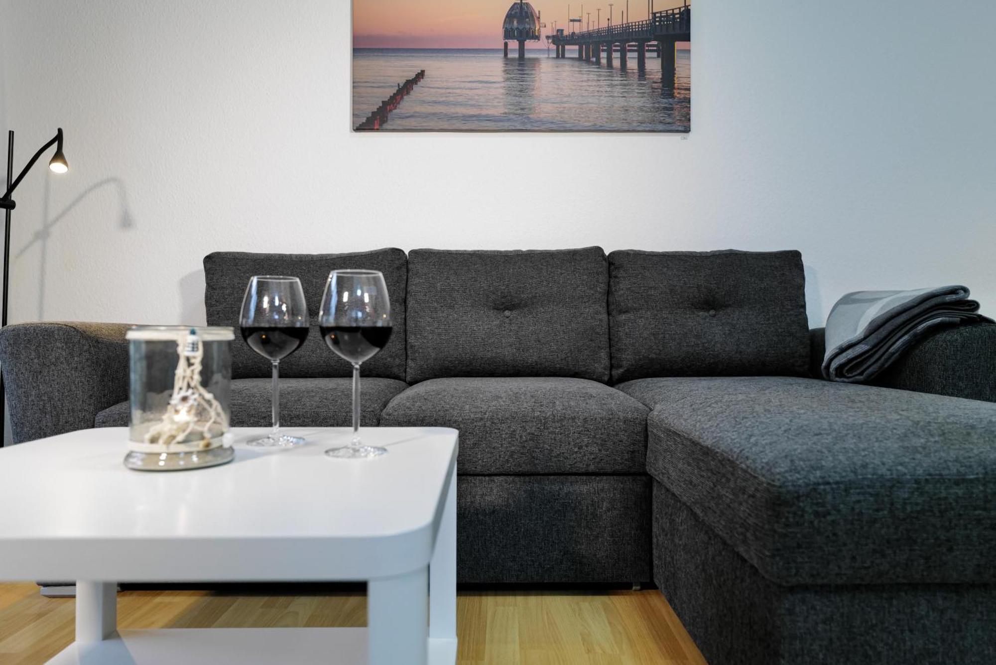 Ferienwohnungen Meerfarbig Zingst - Haustierfrei -Terrasse Mit Strandkorb Oder Balkon - E-Ladesaeule - Parkplatz - Wlan - Fahrradschuppen - Waschtrockner - Ruhig Und Zentral - Nichtraucher المظهر الخارجي الصورة